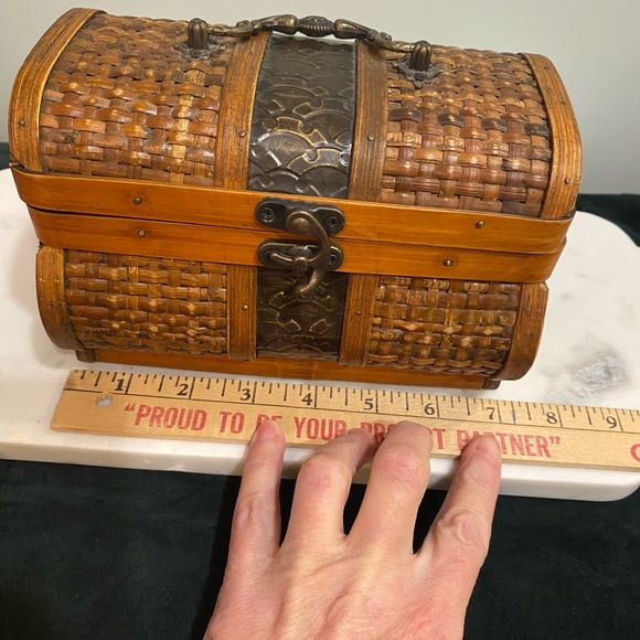 Vintage Woven Wicker Storage Chest Box Embossed Decorative Hardware Hinged Lid - Picture 14 of 17